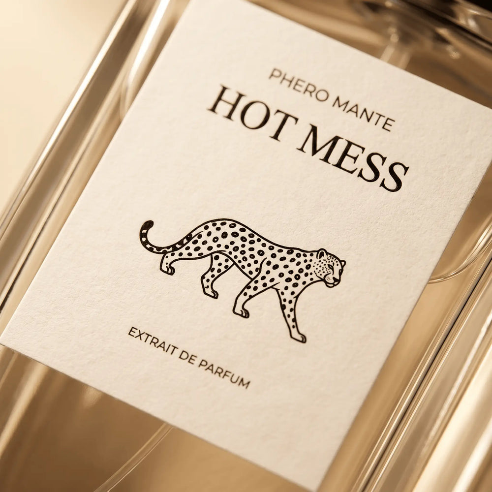 Hot Mess — близък план на етикета с леопард и надпис Extrait de Parfum
