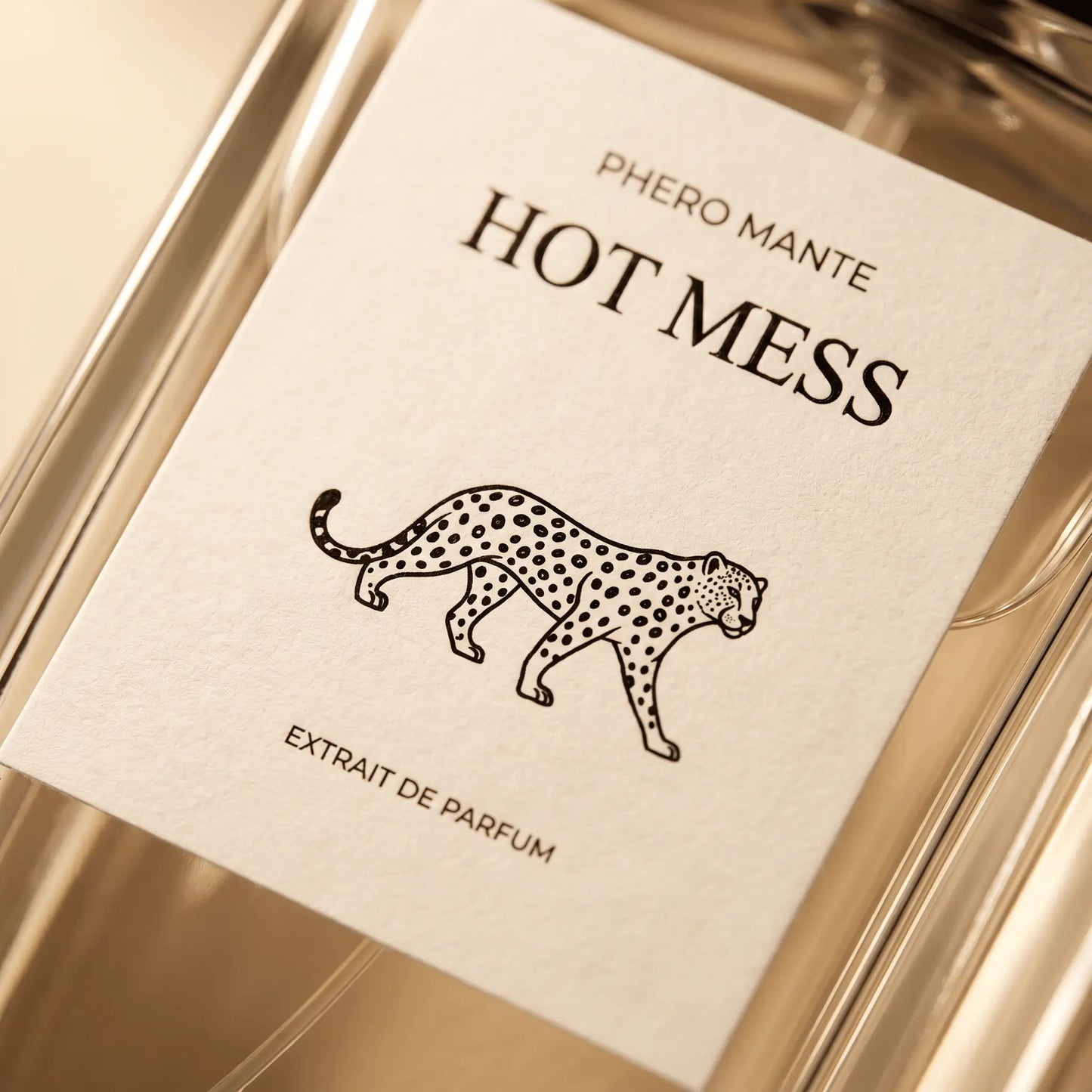 Hot Mess — близък план на етикета с леопард и надпис Extrait de Parfum