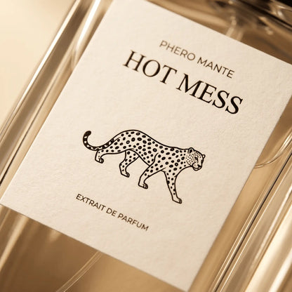 Hot Mess — близък план на етикета с леопард и надпис Extrait de Parfum